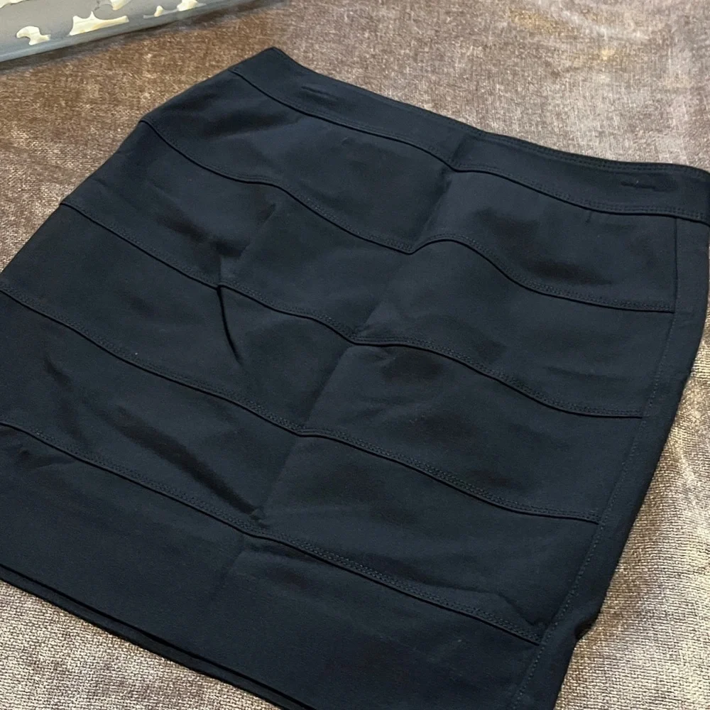 White House Black Market Elegant Black Women's Skirt - Size 4